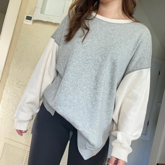 American Eagle Outfitters Tops - Women’s American eagle amazingly soft jegging fit color block Crewneck in medium